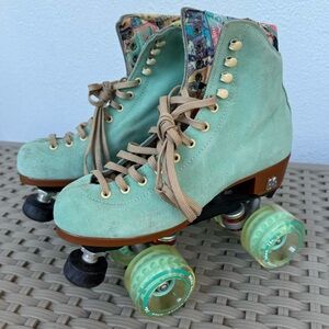 Moxi Roller Skates (Mint)